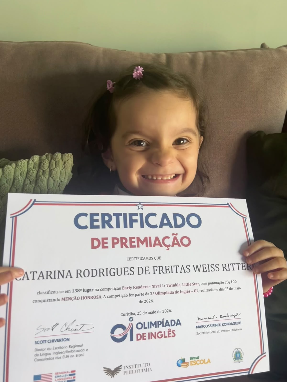 Catarina com certificado de menção honrosa na Olimpíada de Inglês