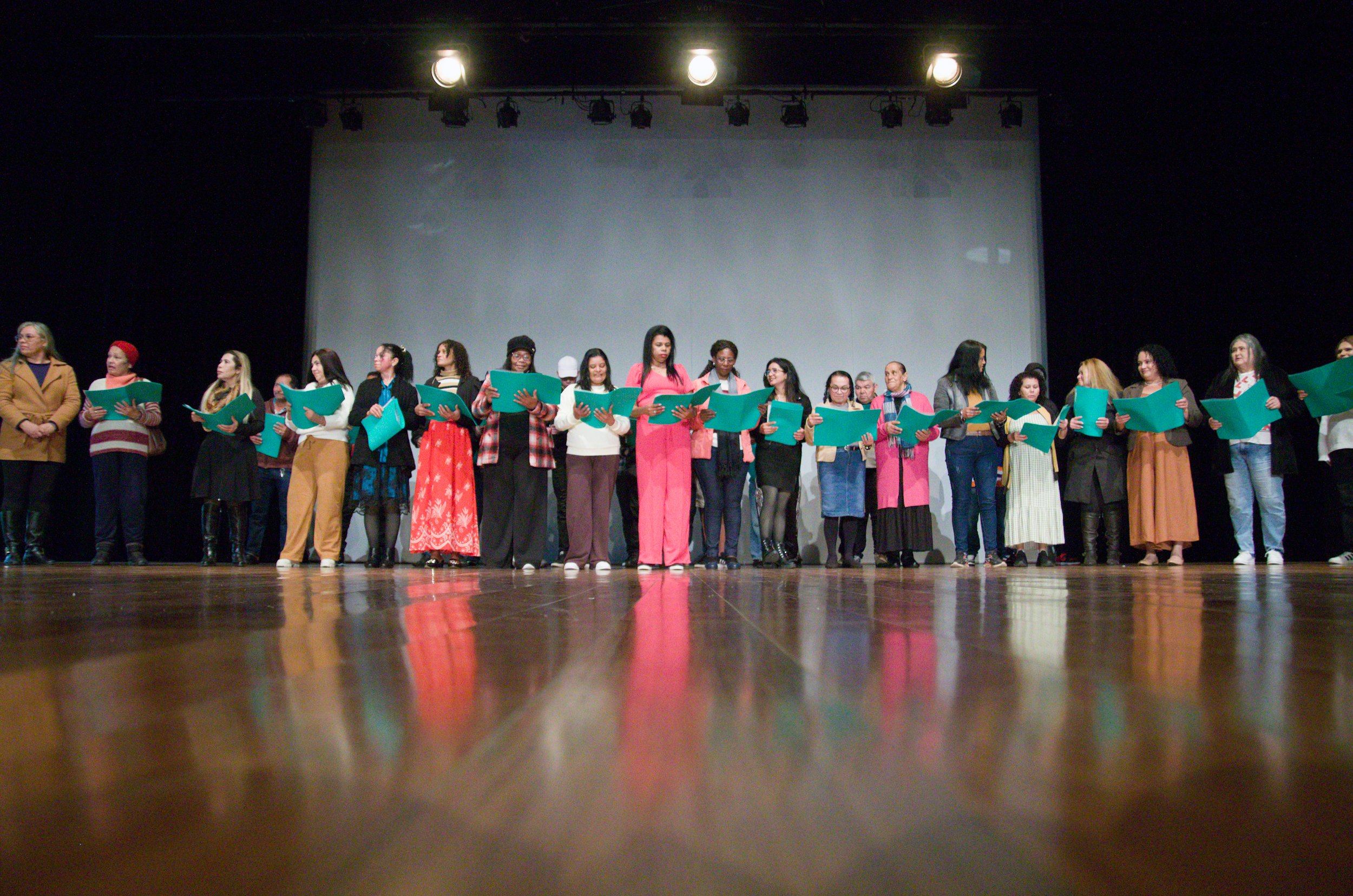 Estudantes em lançamento da obra