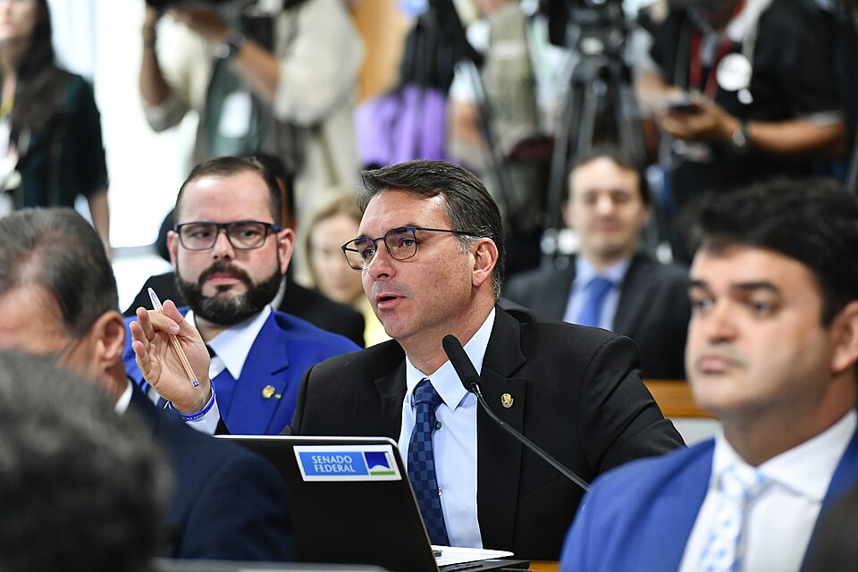 Flávio Bolsonaro em reunião de trabalho.