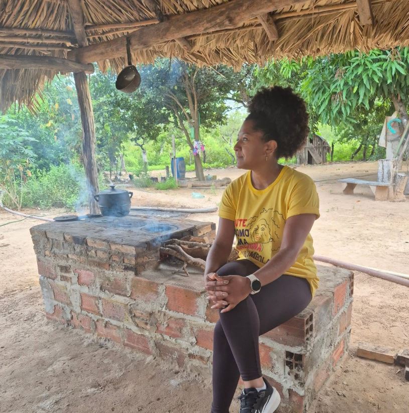 Vercilene na cozinha de sua casa na comunidade Kalunga