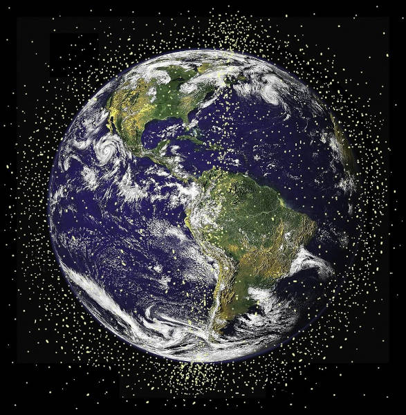 Inúmeros pontos amarelos orbitando o globo terrestre Terra, representando o lixo espacial.