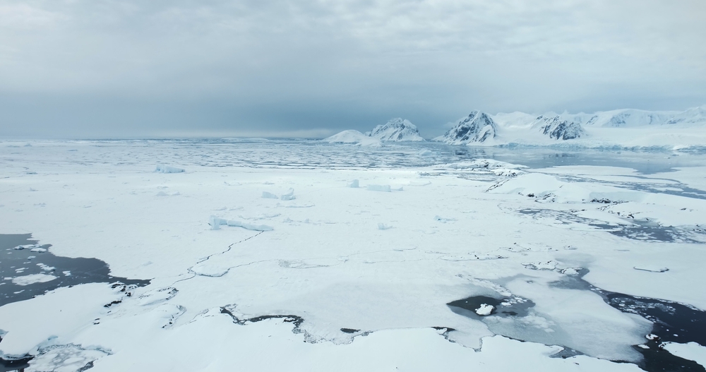 Região com geleiras, uma alusão à era glacial (ou era do gelo).