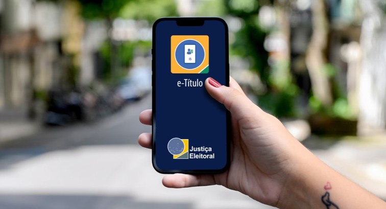 Celular mostra logomarca do aplicativo e-T&iacute;tulo