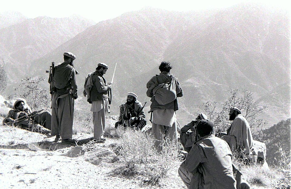 Combatentes mujahideen, no contexto da Guerra do Afeganistão, em 1987.