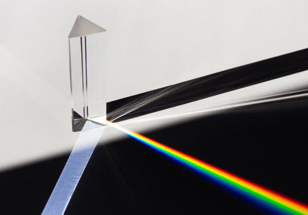 Quando a luz atravessa um prisma é possível observar a sua decomposição.