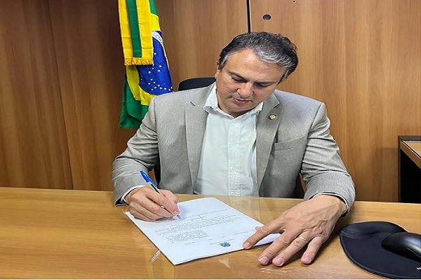 Ministro da Educação Camilo Santana confirmou o reajuste do piso salarial dos profores