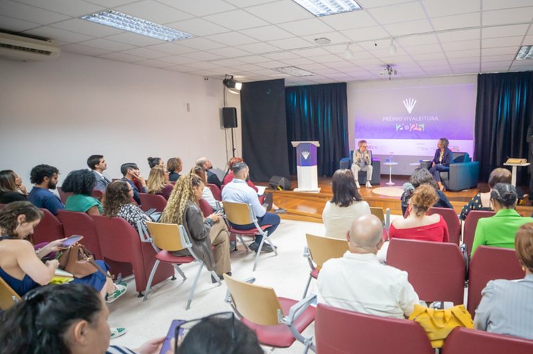 Participantes do lançamento do Prêmio Vivaleitura