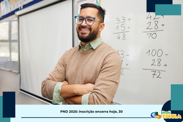 Professor na frente do quadro com contas matemáticas, título da notícia.