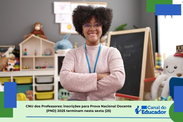Professora negra em sala de aula