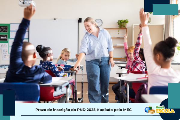 Professora em sala de aula com alunos. Texto: título da notícia