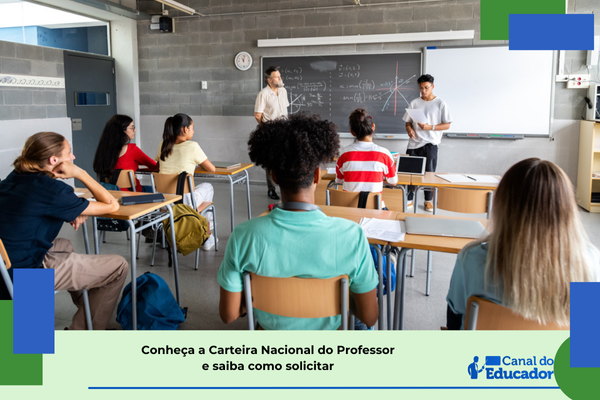 Professor em sala de aula com estudantes. Texto: título da notícia