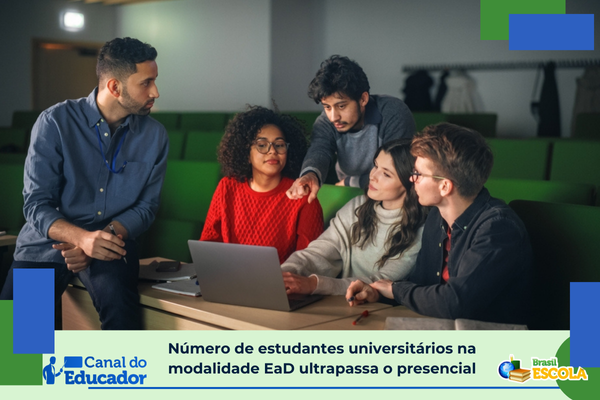 Foto de cinco estudantes olhando para o computador em uma sala de aula. Texzto: título da notícia