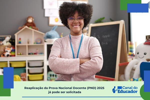 Professora sorrindo em sala de aula