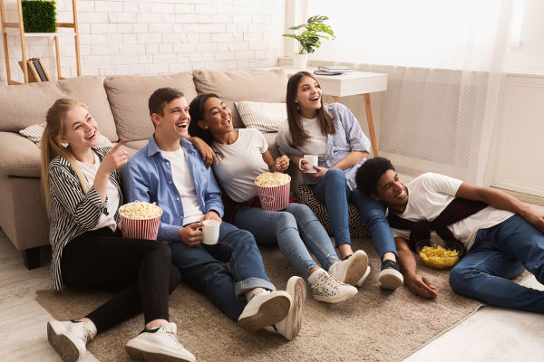 casal vendo filme no escuro