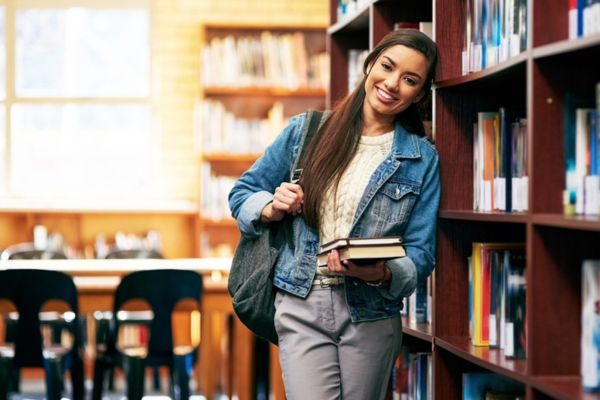 Estudante feliz em alusão a lista de espera do Fies 2024