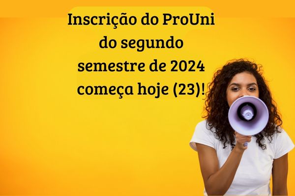 Mulher faz anúncio em referência as inscriçloes do ProUni do segundo semestre de 2024