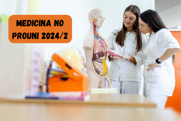 Aula do curso de Medicina. Na imagem, está escrito: 10 vestibulares de Medicina 2025 com inscrição aberta