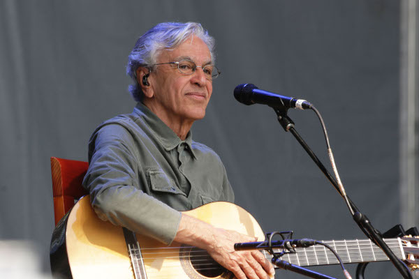 caetano veloso cantando com violão na mão