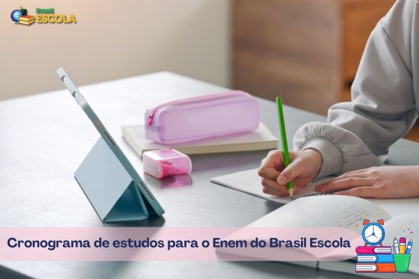 Estudante em mesa de estudos, texto Cronograma de estudos para o Enem do Brasil Escola