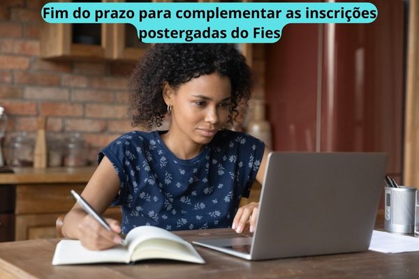 Estudante ao lado do texto "Fim da complementação das inscrições postergadas do Fies'