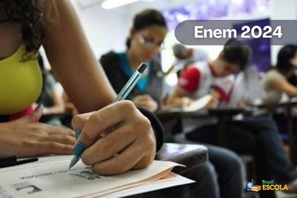 Estudante com óculos abraçada aos livros. Na imagem, está escrito: Linguagens do Enem