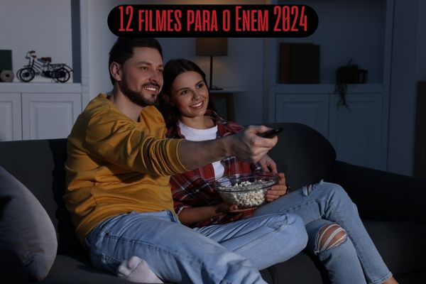 Casal vendo filme em referência aos Filmes no Enem 2024 para estudantes.