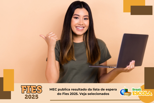 Fies 2025 estudante morena com notebook na mão apontando para cima