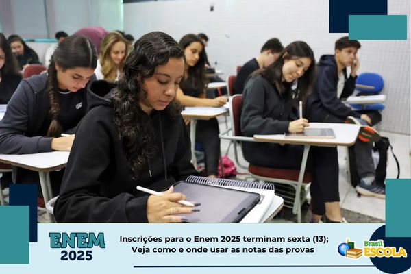 Foto: 5 estudantes na biblioteca olhando um computador. Texto: título da imagem.