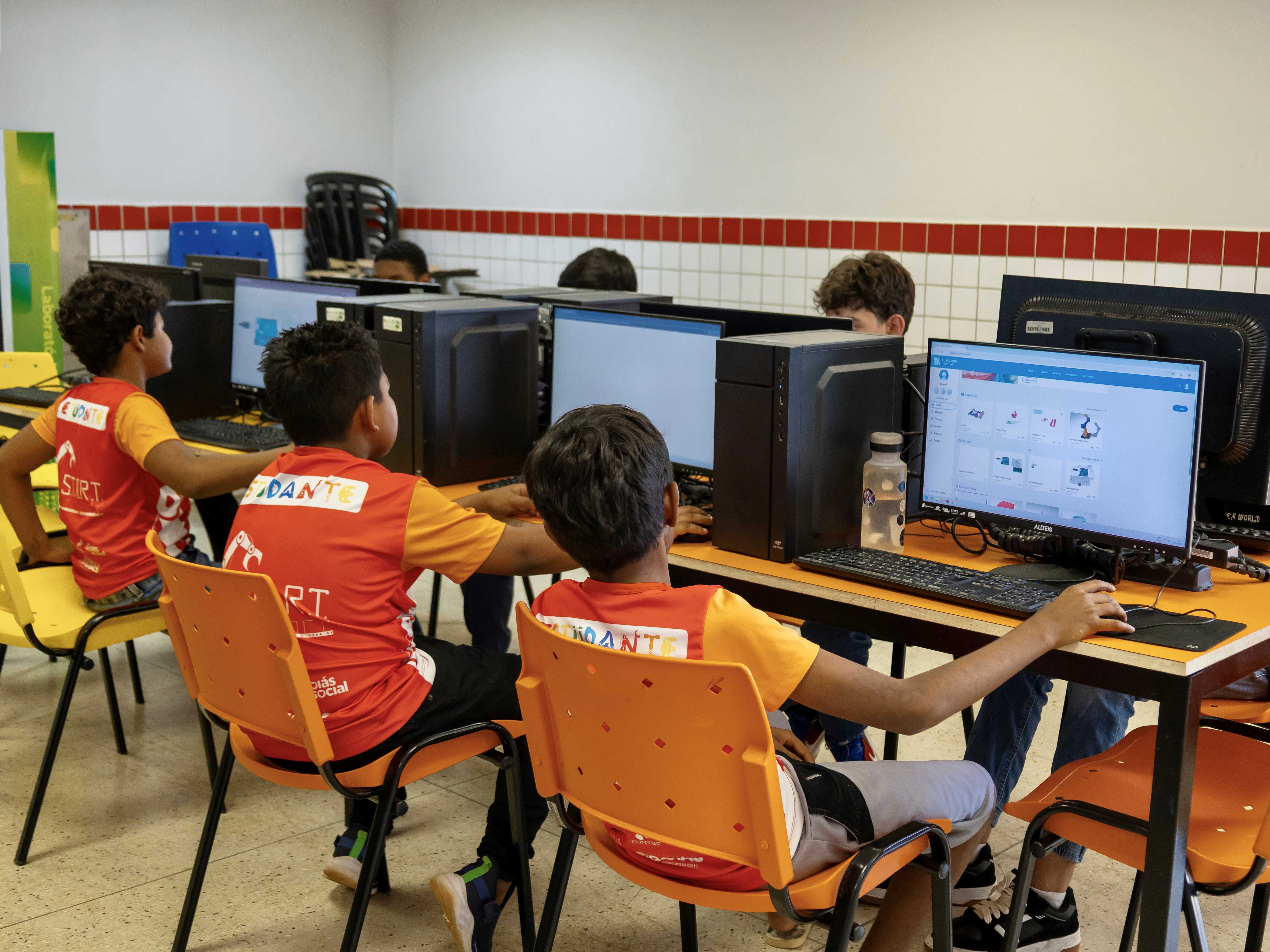 Participantes do curso de robótica