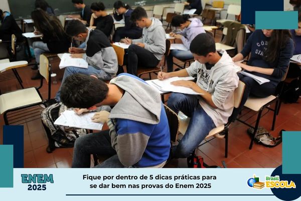 Estudante segurando o cartão do Pé-de-Meia