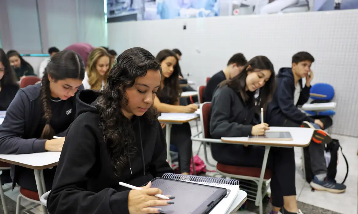 Estudantes em sala de aula 