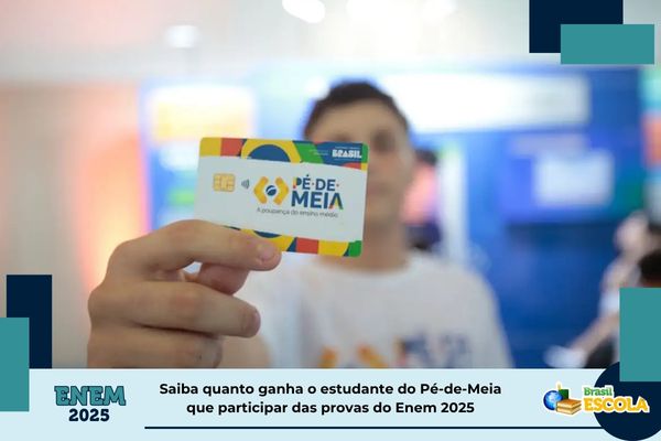 Estudante segurando o cartão do Pé-de-Meia