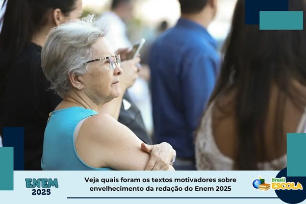 Mulher idosa de braços cruzados