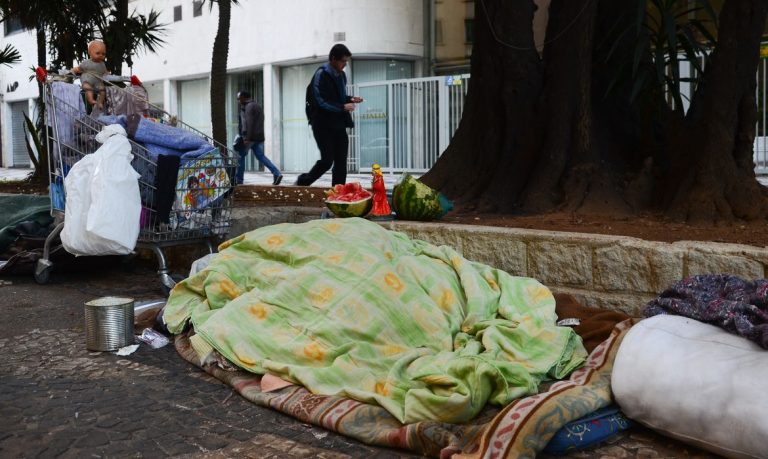 Colch&atilde;o na rua e objetos pessoais 