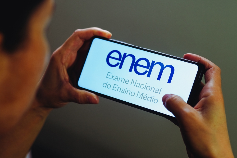 Celular mostra logo do Enem