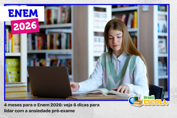 Fot de estudante em biblioteca