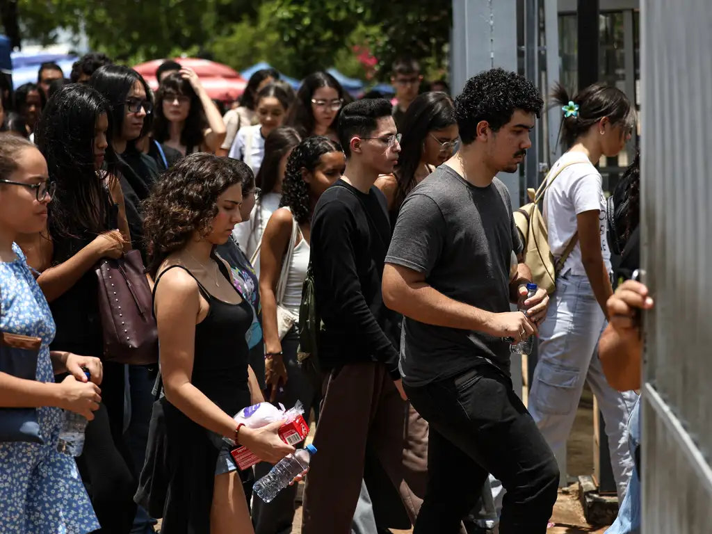 Estudantes entrando no local de prova do enem