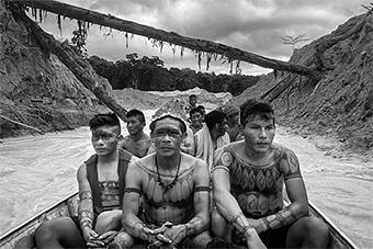Guerreiros e lideranças da etnia Munduruku em expedição para expulsar os garimpeiros da Terra Indígena Munduruku.