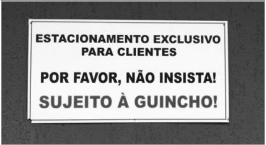 Placa de trânsito com o texto: Estacionamento exclusivo para clientes. Por favor, não insista! Sujeito à guincho!