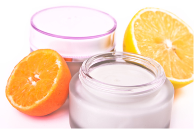 A vitamina C é usada em cosméticos para proteger contra radicais livres e radiação UV 