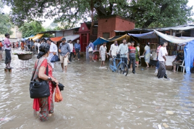 Enchente na Índia Durante a monção de verão, as chuvas são extremamente intensas. Fotografia tirada em Varanasi, Índia