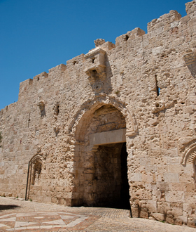 Portão de Zion Portão de Zion, em Jerusalém, cravejado de balas usadas durante a Guerra dos Seis Dias