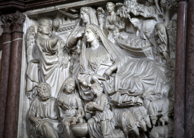 Púlpito esculpido por Nicola Pisano em batistério da cidade de Pisa