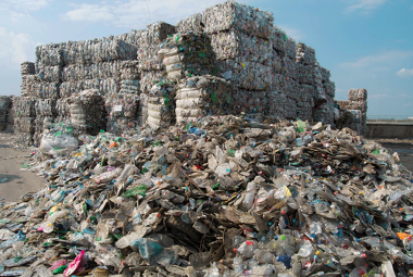 Com o uso generalizado dos plásticos (polímeros artificiais), o problema do acúmulo de lixo vem  agravando-se cada dia mais