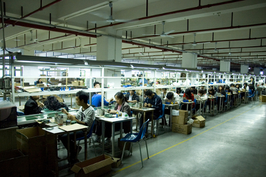 Linha de produção na fabricação de fones de ouvido em Shenzhen, China ¹