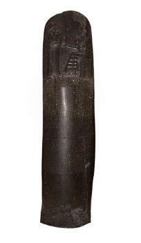Estela com registro do Código de Hamurábi feito em escrita cuneiforme