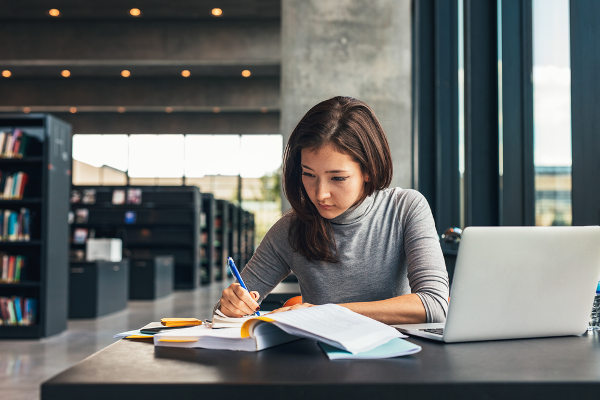 Estudar em uma biblioteca pode ser uma boa opção para evitar distrações e interrupções. 