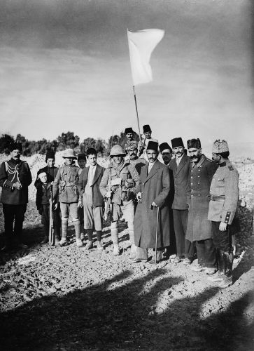 Hajj Amin al-Husseini (segurando a bandeira branca), mufti de Jerusalém durante os anos da Primeira Guerra Mundial.*