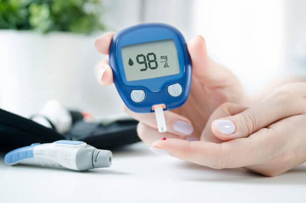 Verificar os níveis de glicose no sangue é fundamental para diagnosticar a diabetes mellitus.