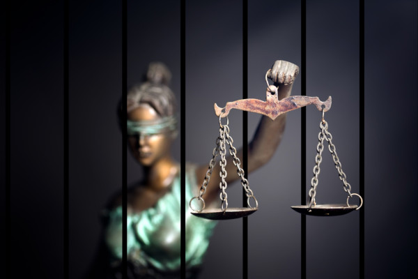 A pena para crimes de feminicídio pode chegar a 30 anos de prisão.